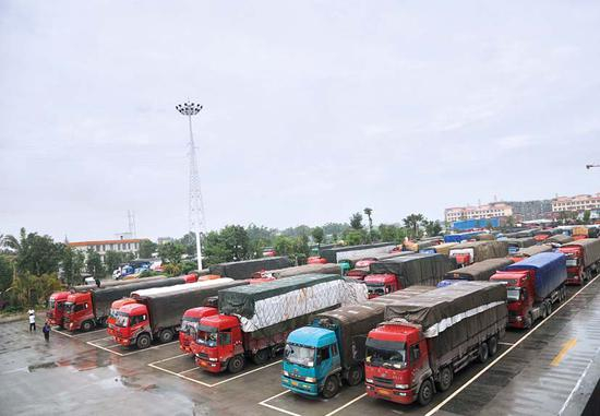 在瑞丽口岸联检中心等待的车辆