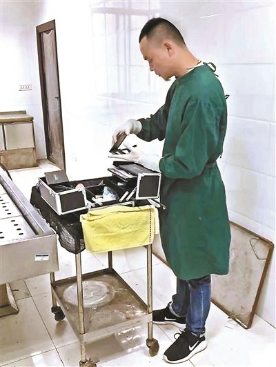 贺迅在整理遗体化妆的工具