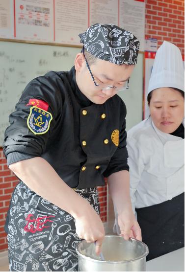 范圣融在新东方烹饪学习