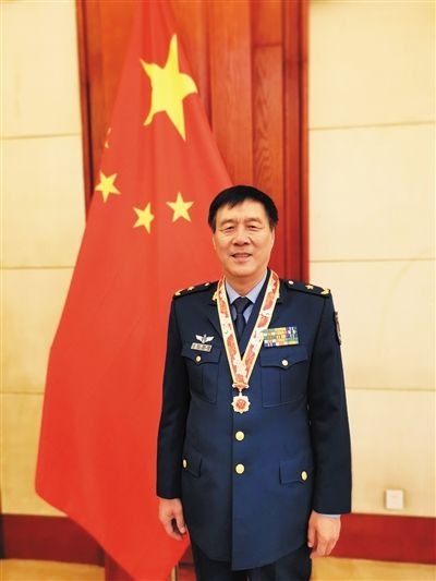 2019年，朱和平获中共中央、国务院、中央军委颁发的“庆祝中华人民共和国成立70周年”纪念章。受访者供图