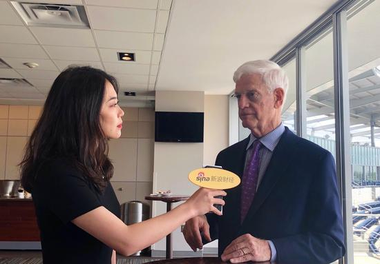 图为GAMCO投资公司创始人马里奥-加贝利（右）