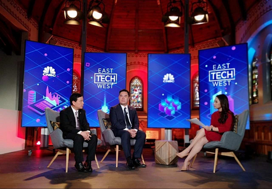 （陈茜在达沃斯主持CNBC科技论坛）