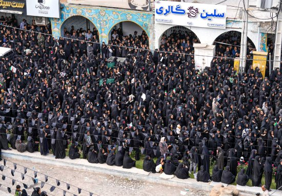 3月3日，伊朗东南部城市米纳布的一所小学遭到导弹袭击，造成168名女学生和教职员工丧生。图为遇难者葬礼