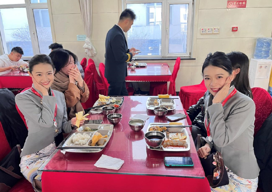 图|员工在基地食堂享用免费工作餐