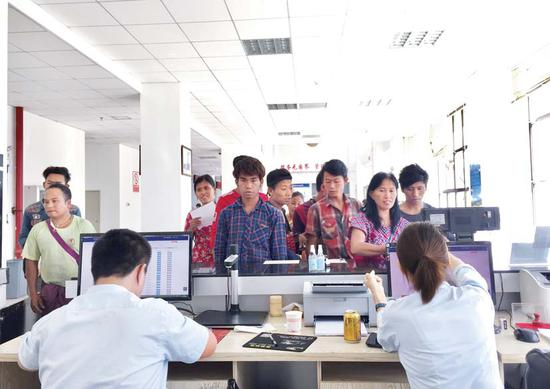 外籍人员在瑞丽市外籍人员服务管理中心服务大厅办理业务