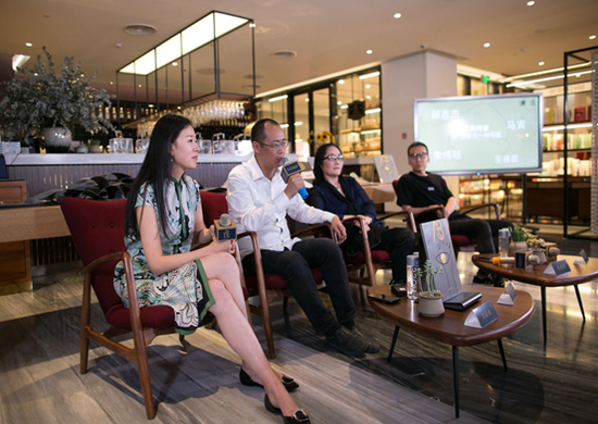 　　《艺术商业》出版人王语薇（左1）主持对话，中央美术学院实验艺术学院院长邱志杰教授（左2）、同济大学社会学系主任朱伟珏教授（右2）、阿那亚创始人兼CEO马寅（右1）参加对话