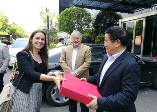 （欧佛和陈银儿在欢迎来宾）