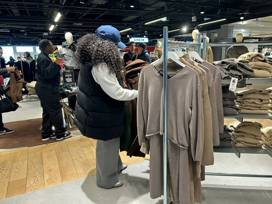 图为Shein在巴黎开出的全球首家常驻门店