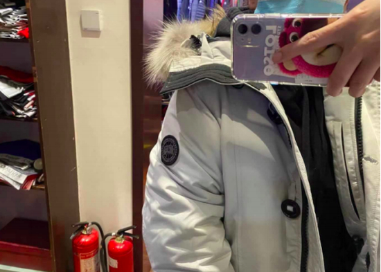 （新浪财经探访街头店铺：高仿加拿大鹅大衣售价1299元）