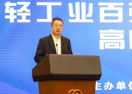 何亚琼照片