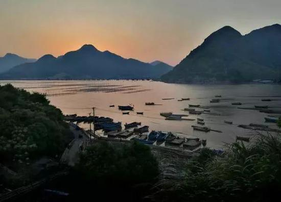 三面环山的渔岙村