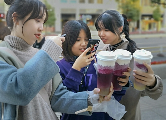 结伴喝奶茶的快乐，一直不变 &nbsp;图源：视觉中国