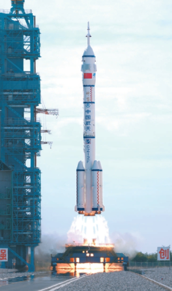 今天9时22分，搭载神舟十二号载人飞船的长二F火箭在酒泉卫星发射中心发射升空。