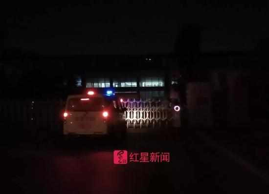▲近午夜时分，一辆白色轿车驶进长春长生