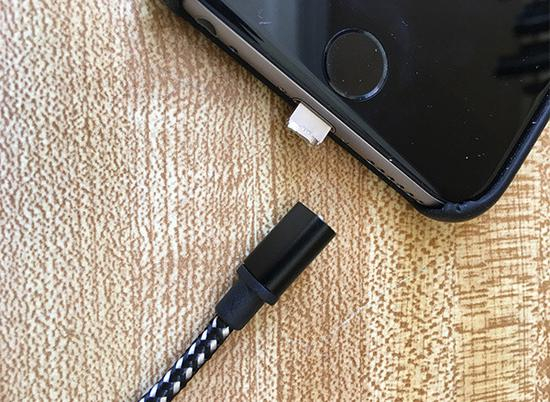 这就是传说中的五星好评充电线。图片来源：Zachary Crockett / The Hustle。