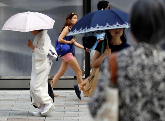 &nbsp;资料图片：2018年7月23日，日本东京，街头步履匆匆的女子。REUTERS/Issei Kato