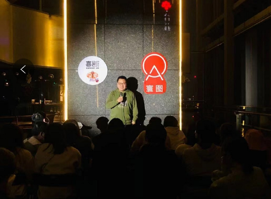 脱口秀剧场中的胖虎。图源：受访者提供