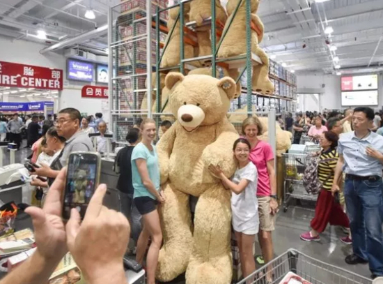 来自德国的Karin购买了身高2.36米的坐姿绒毛玩具熊