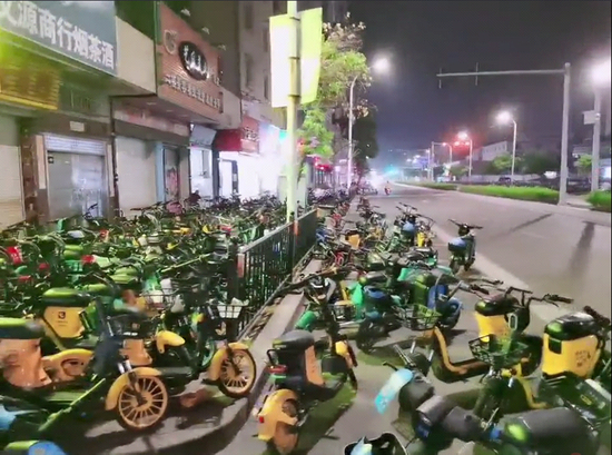 共享电动单车乱停乱放