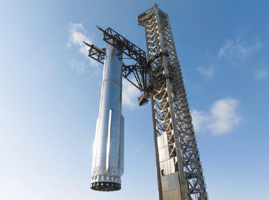 在SpaceX提供的一张未注明日期的照片中,超重型助推器在星际飞船第10次试飞前被移至发射台。