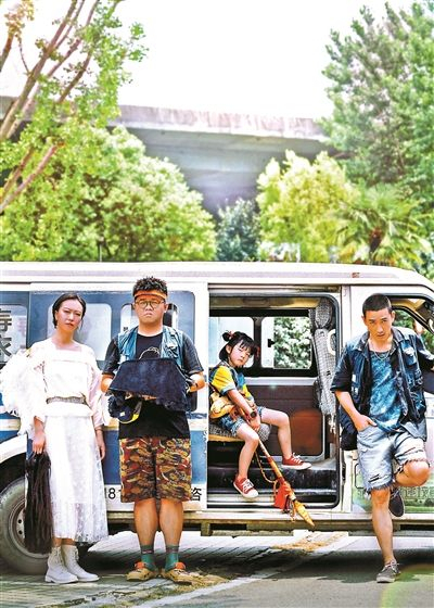 《人生大事》电影里王戈（左二）扮演一名寿衣裁缝