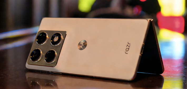摩托罗拉首款大折叠Razr Fold曝价