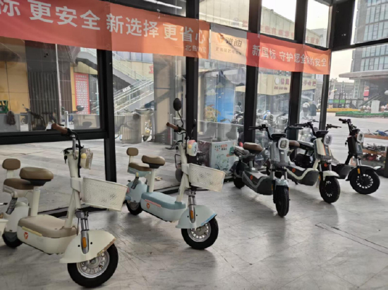  （某雅迪专卖店的新款电动自行车）
