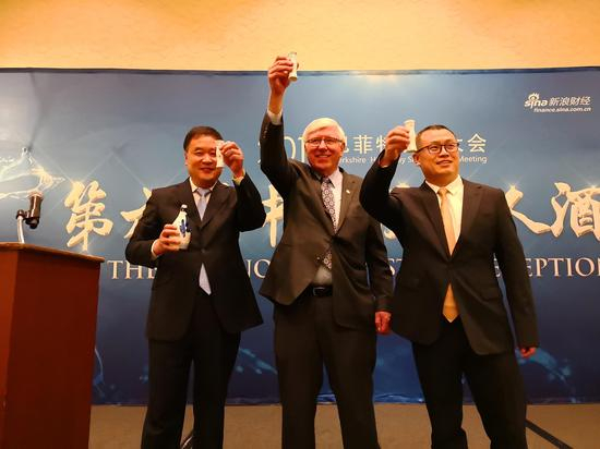 从左起：常建伟；内布拉斯加州议员Robert Hikemann；邓庆旭致祝酒辞