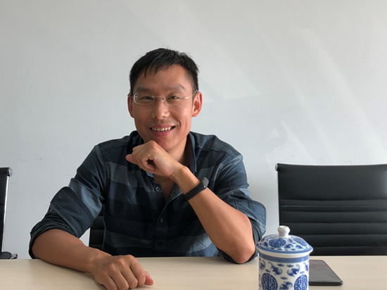 陈泽浩的景德镇产、带盖陶瓷杯和小米手机