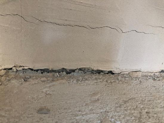 墙面多处裂缝