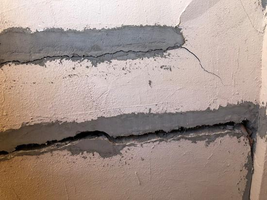 楼梯右侧墙面撕裂约有1-3指长