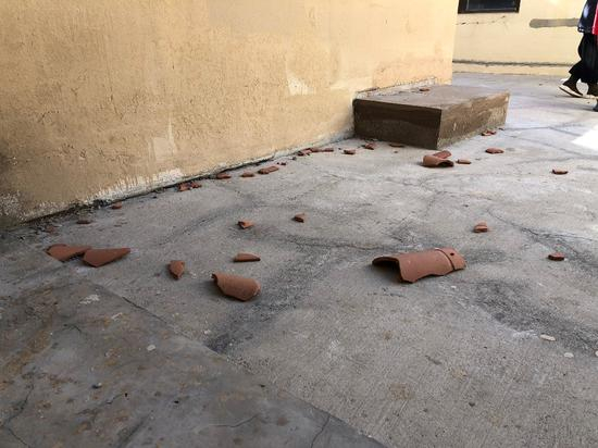 楼上掉落的瓦片