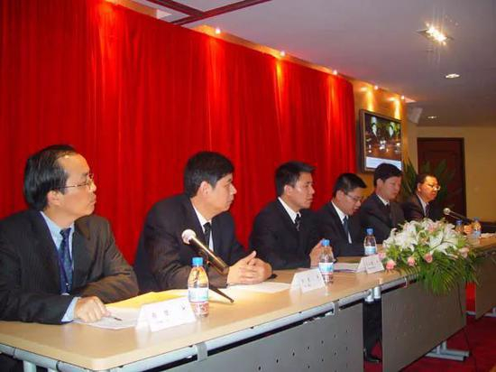 2004年11月，王均瑶先生因病逝世，王均金、王均豪走上前台。董事长王均金提出“均瑶品牌不变、社会责任不变”的承诺，均瑶集团平稳过渡