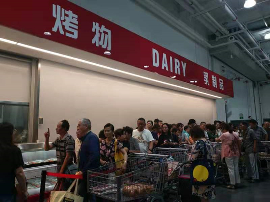 （图：排队购买烤鸡）