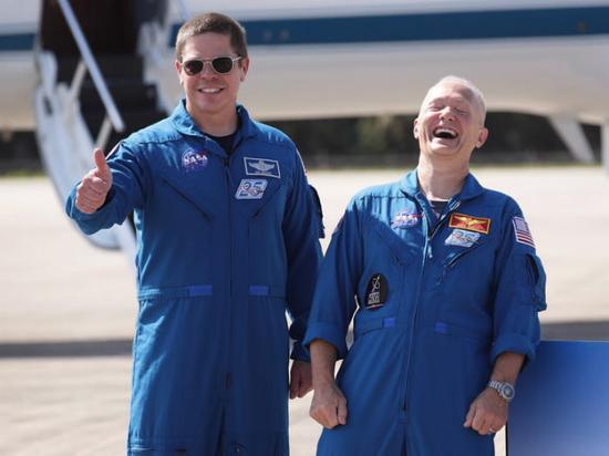 （图为本次执行任务的宇航员道格-赫尔利和鲍勃-本肯）