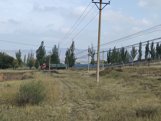 载着煤炭离开煤矿的卡车。图片来源：时代财经 魏亚霖/摄