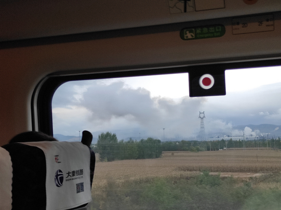 从动车上看到的燃煤发电厂。图片来源：时代财经 魏亚霖/摄