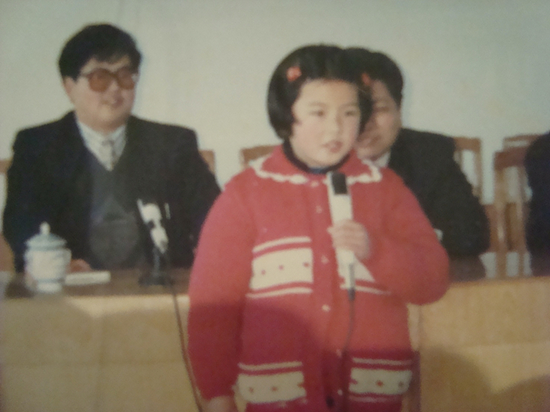 从小肉乎乎却已经开始爱上话筒