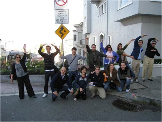 KKR旧金山团建（大家比了一个几乎认不出来的KOHLBERG）