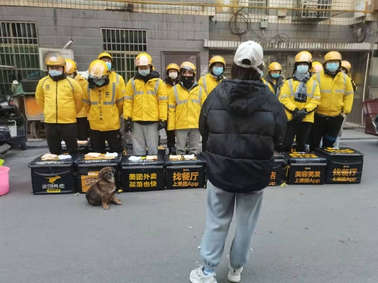 王勋在站点附近开晨会。图源：受访者供图