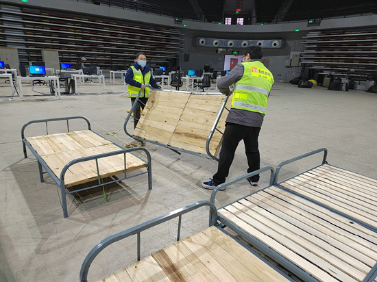 华润置地志愿者在方舱医院作业