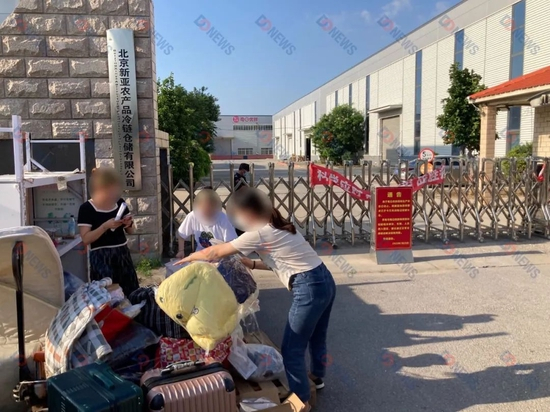 图注：搬行李的员工