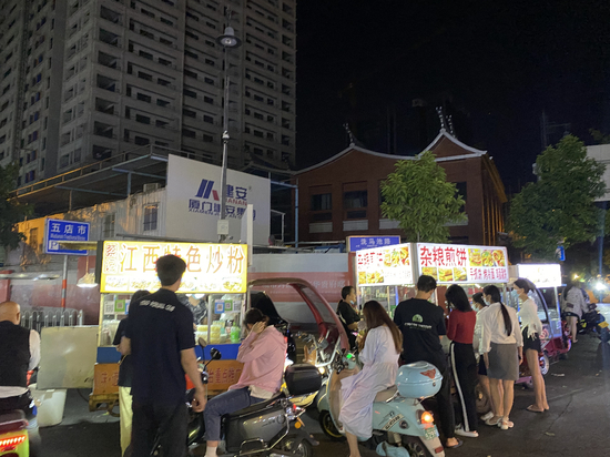  陈埭镇周边商圈繁华的夜市。图源：时代财经摄