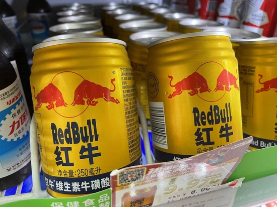 11月29日，深圳宝安一家美宜佳，冰柜里摆放的是泰国天丝红牛 时代周报记者摄