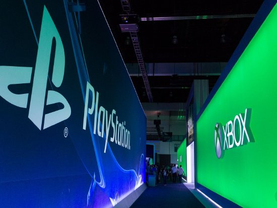 （索尼与微软是主机游戏两大巨头）