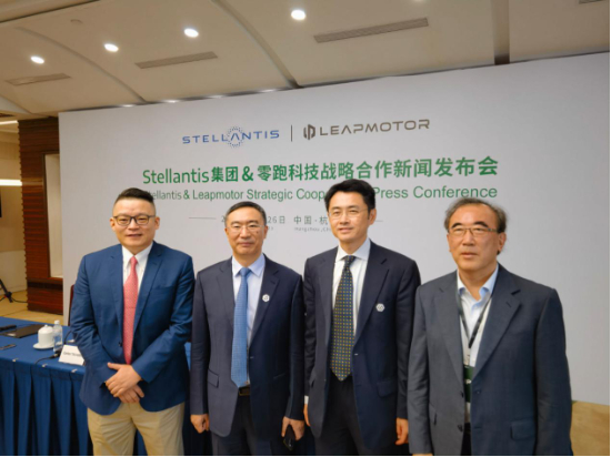 　　从左至右分别是：核聚资本合伙人吴小平，零跑汽车董事长朱江明，零跑汽车联席总裁武强，核聚资本董事长何宁