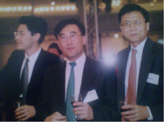 　　从左至右分别是：零跑汽车联席总裁武强，核聚资本创始人、董事长何宁，中欧国际工商学院经济学和金融学教授、前美林证券亚太高级经济学家、世界银行顾问许小年，三人曾在美林证券共事