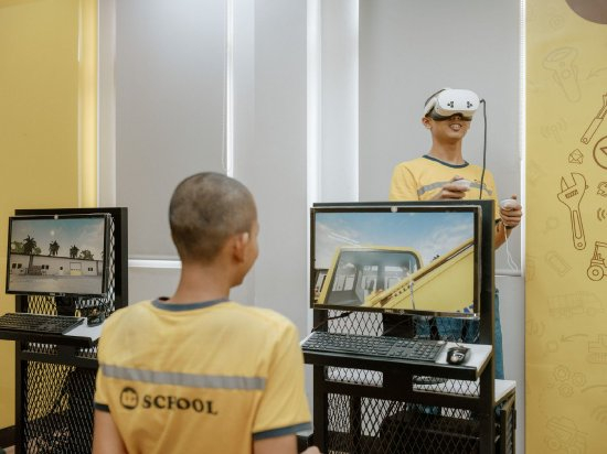 在位于雅加达的United Tractors职业学院，学生们通过虚拟现实学习重型机械维护