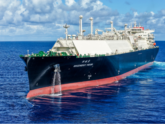 （沪东中华交付的两艘LNG液化天然气大型运输船）