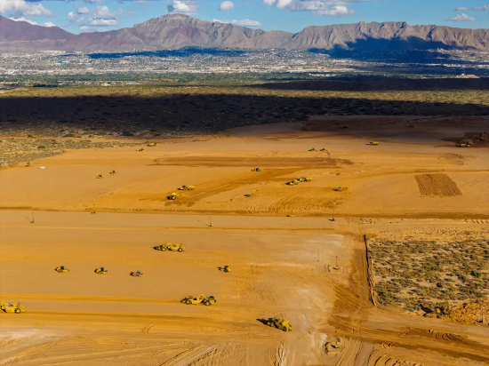 美国新墨西哥州圣特雷莎市，一片荒地上散落着众多黄色工程车辆的航拍图 —— 这里是规划中的 “朱庇特计划” 人工智能数据中心的施工现场。